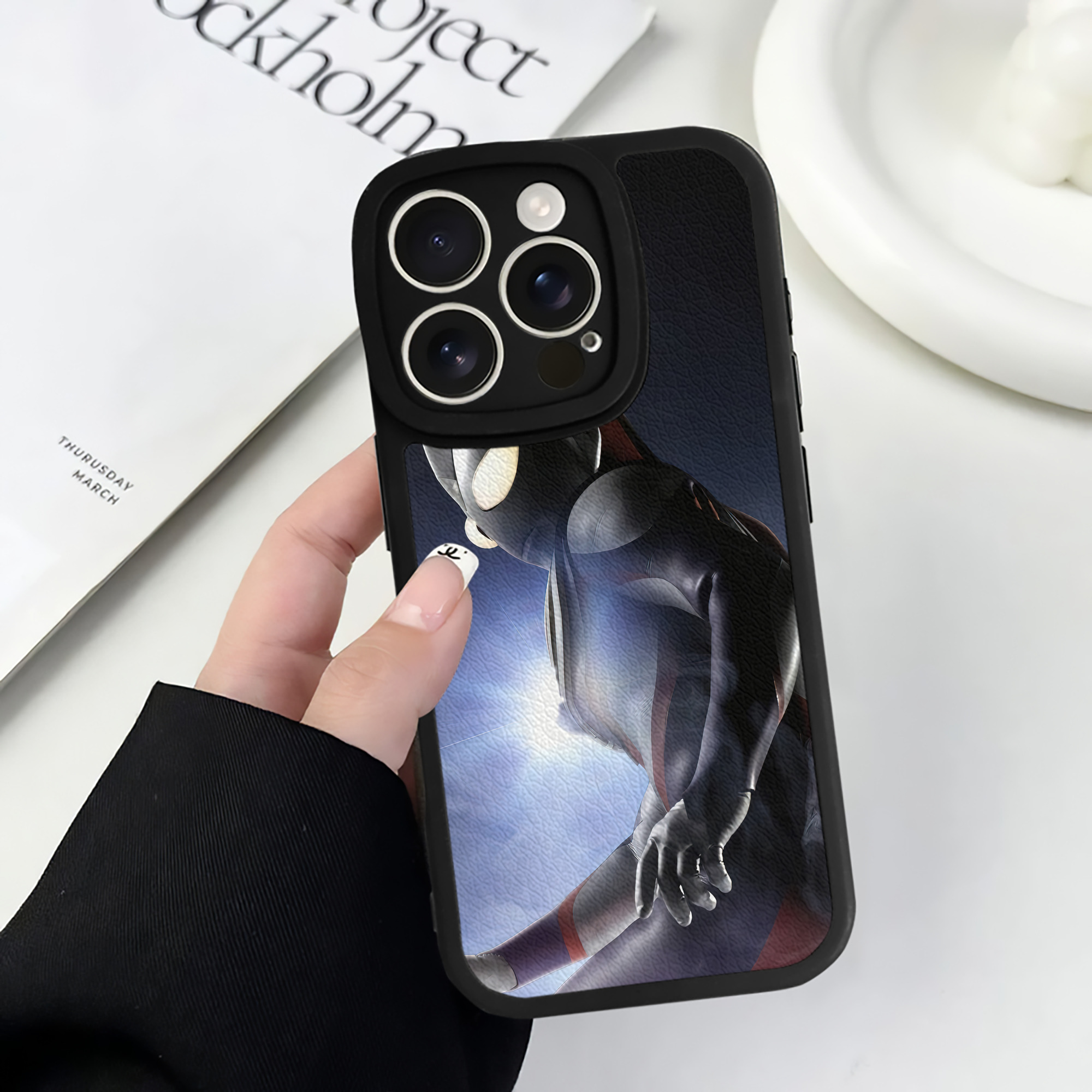 （画像用） ウルトラマン Ultraman 【iPhone 16シリーズ対応】シリコンスマホケース（レザー調） 材質：シリコン
